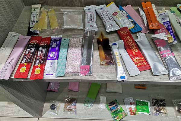 全自動小型包裝機能夠滿足顆粒、條塊、片狀、球狀、粉料、液體、膏體產(chǎn)品的自動定量包裝