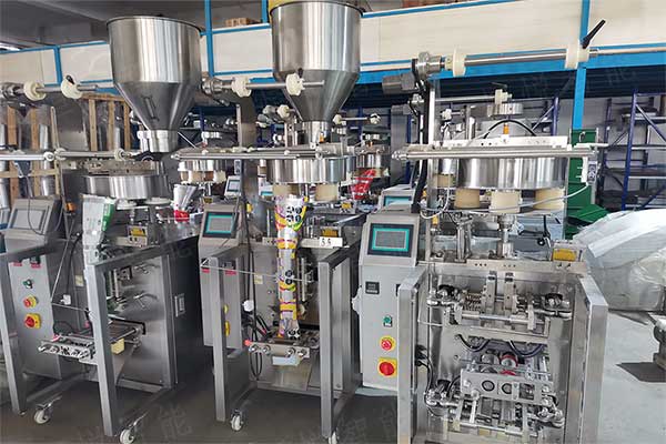 小顆粒全自動包裝機在顆粒劑、干果、膨化小食品等領(lǐng)域應(yīng)用較多