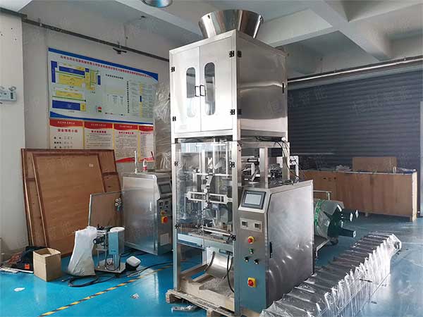 全套粉體自動(dòng)包裝機(jī)流水線由螺桿計(jì)量機(jī)、真空上料機(jī)、成品輸送機(jī)組成